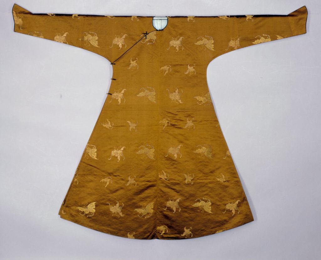 图片[1]-Ancient Bronze Hundred Butterfly Pattern Weaving Gold Satin Cotton Robe-China Archive